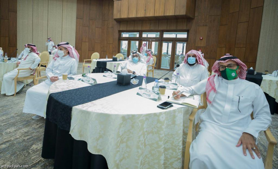 وزير الرياضة يجتمع برؤساء الأندية