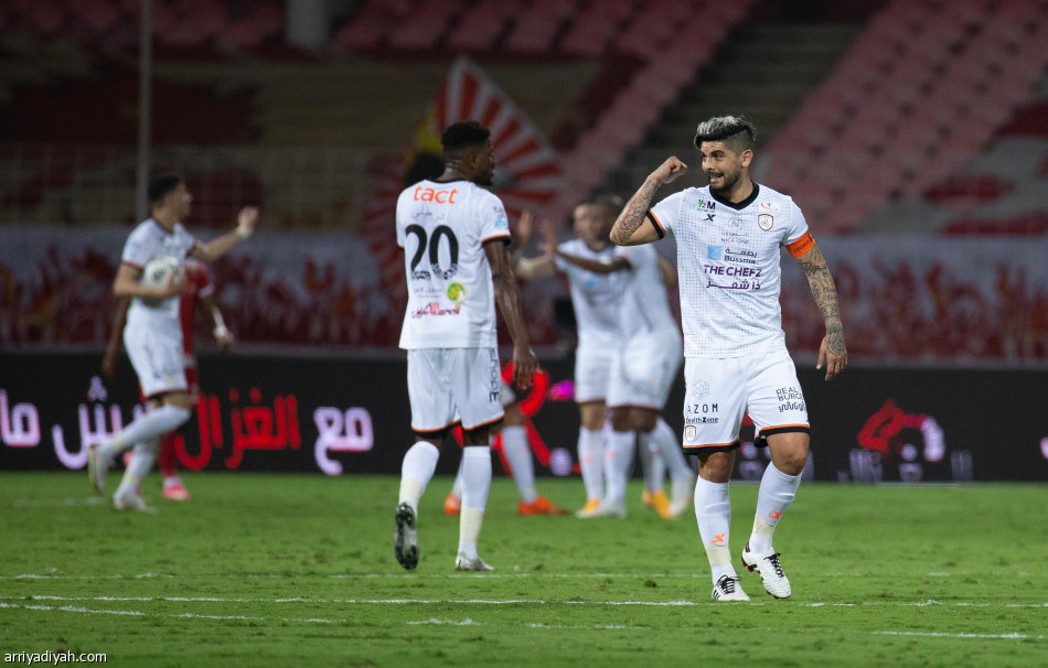 الشباب يعاقب الوحدة برباعية