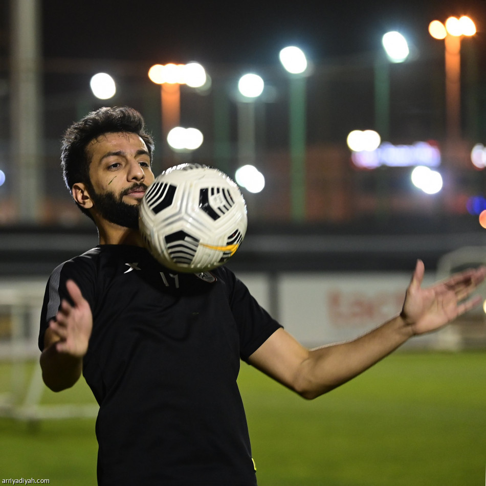 الغامدي يشارك في تدريبات الشباب بعد غياب