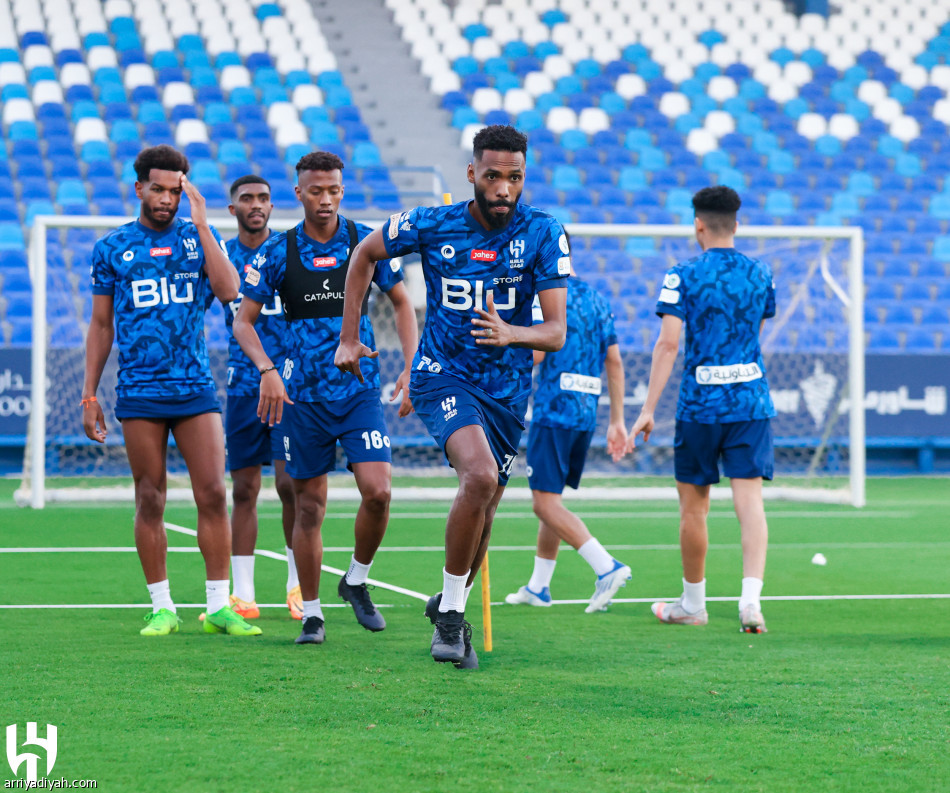 الهلال يناور ويغادر إلى  قطر