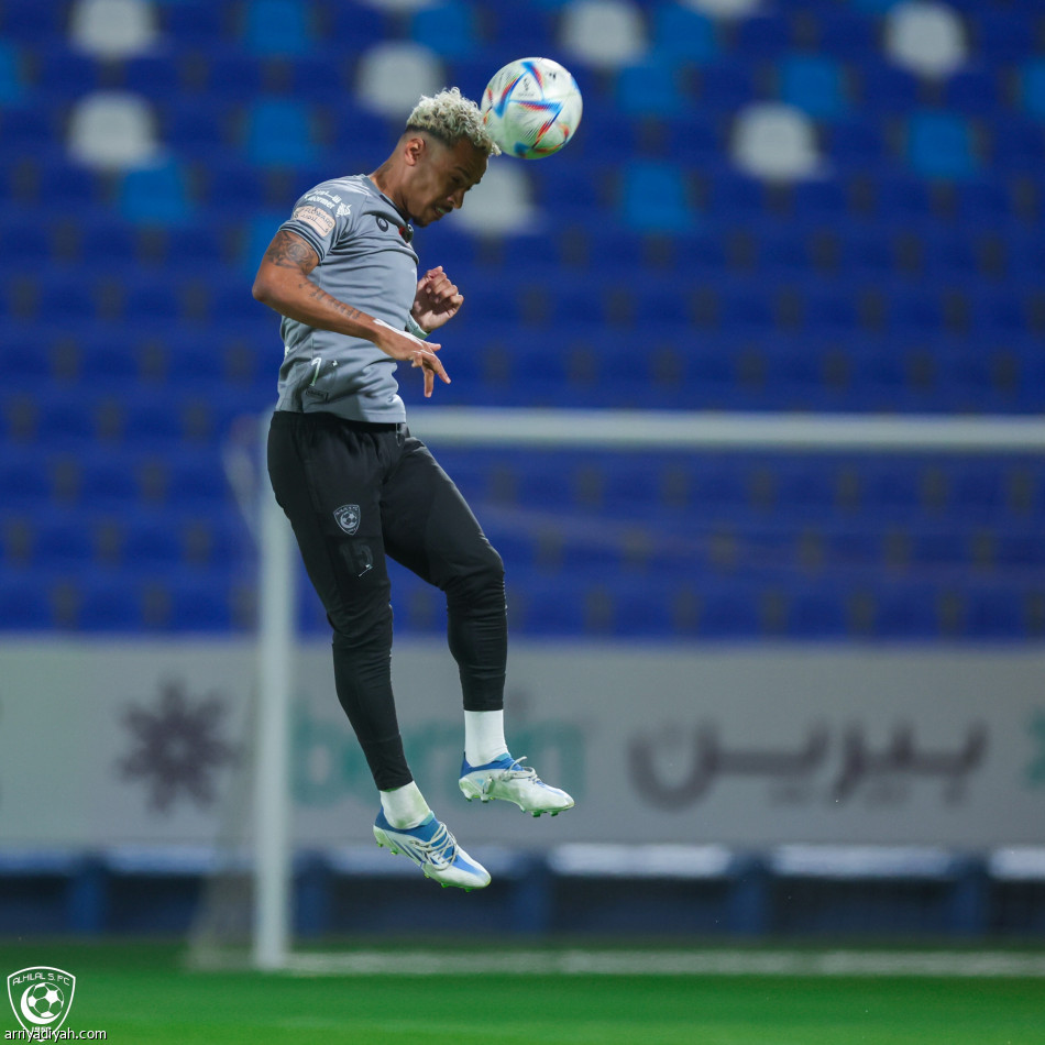 الهلال.. الفرج يلامس الكرة.. وميشيل يواصل العلاج