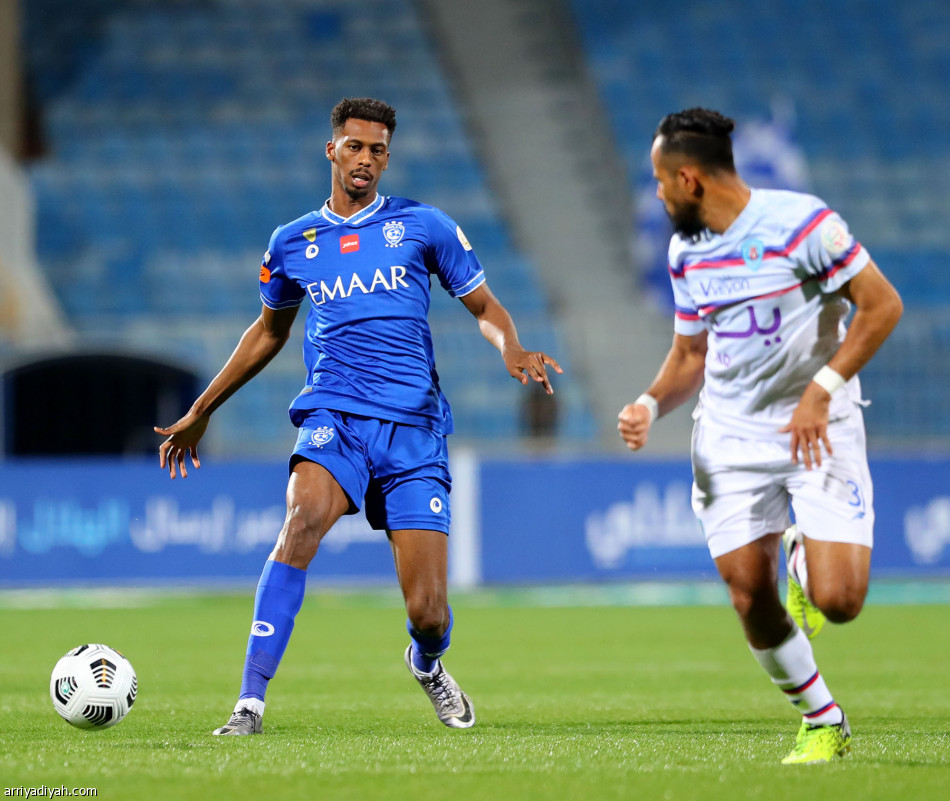 أبها يسقط الهلال بثلاثية.. ويفقده الصدارة