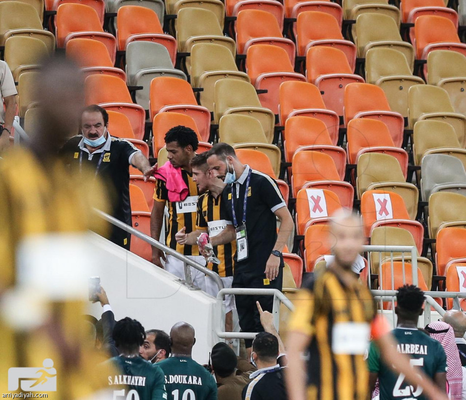 اشتباكات بين لاعبي الاتحاد والاتفاق