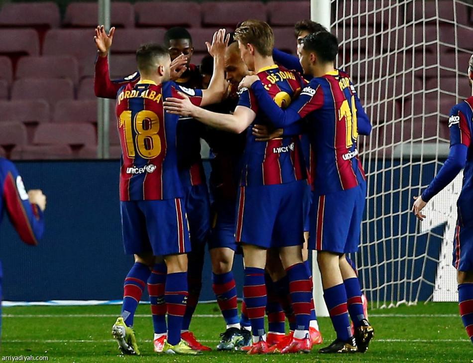 ميسي يعيد برشلونة.. ويتصدر الهدافين