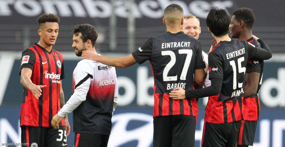 آينتراخت يسقط بطل العالم بثنائية