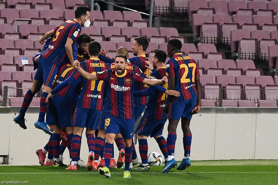برشلونة يقهر إشبيلية بثلاثية ويبلغ نهائي الكأس