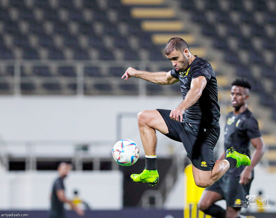 جارسيا 
يبعد الدوليين عن النصر