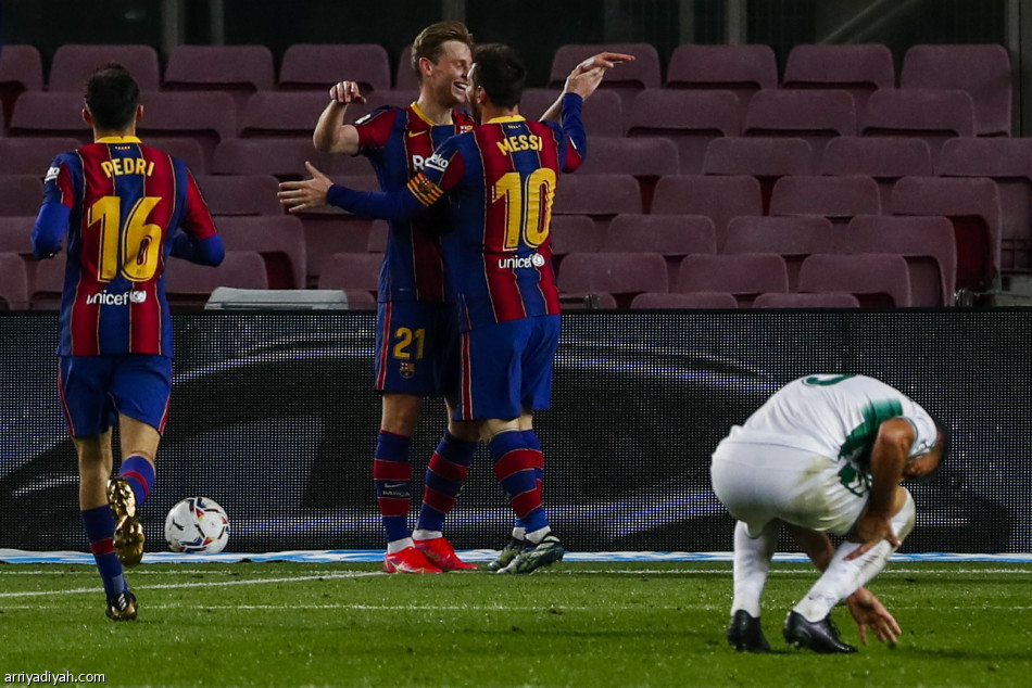 ميسي يعيد برشلونة.. ويتصدر الهدافين