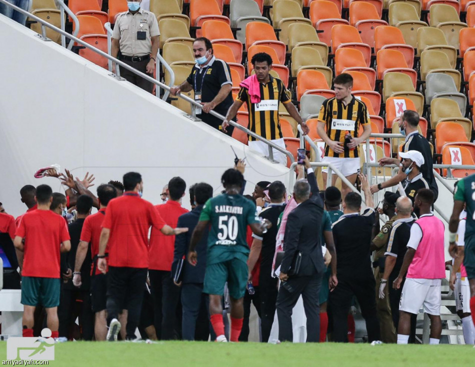 اشتباكات بين لاعبي الاتحاد والاتفاق