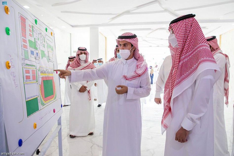 نائب أمير حائل يتفقد ملعب الطائي
