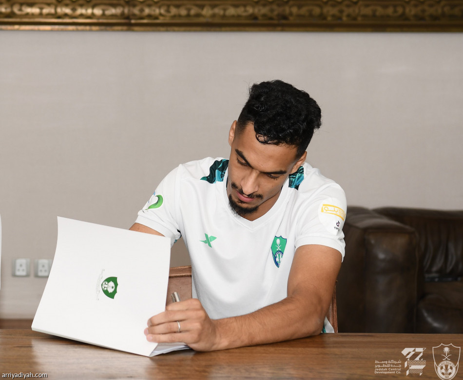 الأهلي يحتفظ بالأسمري 3 مواسم