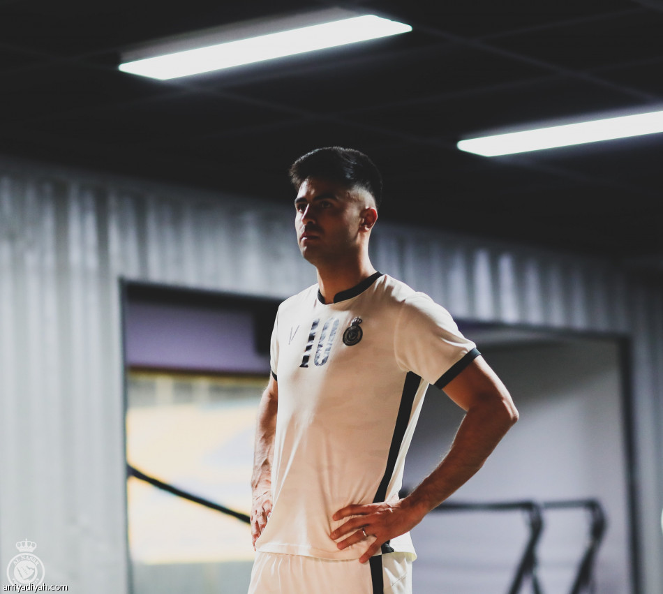 النصر.. روسو يمنح الخماسي الدولي إجازة