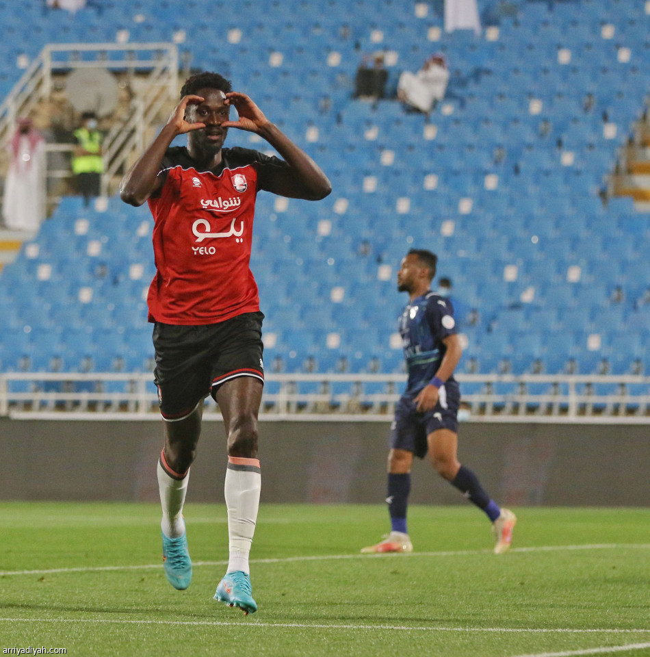 إيدر ينهض بالرائد.. ويعمق جراح الفيحاء
