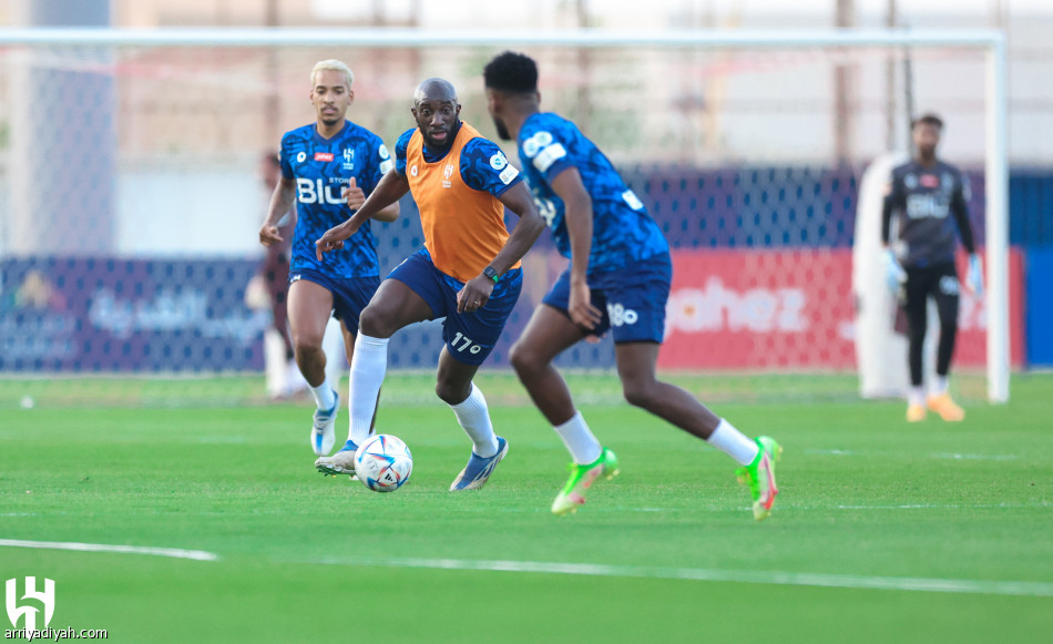 الهلال.. الشهري يعود إلى فنلندا وهيون يلامس الكرة