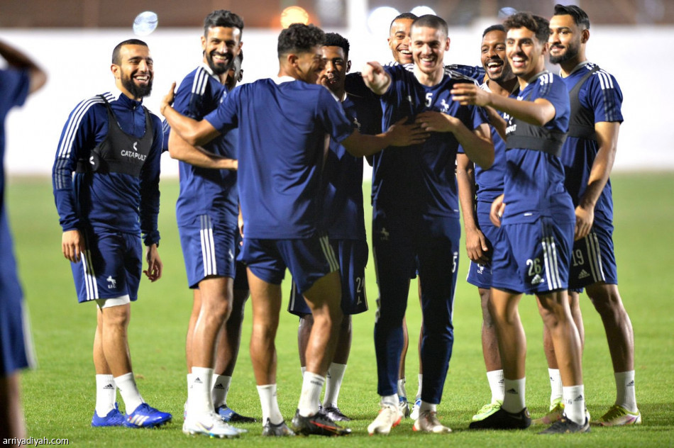 رئيس الاتفاق  يُحفز اللاعبين قبل التعاون