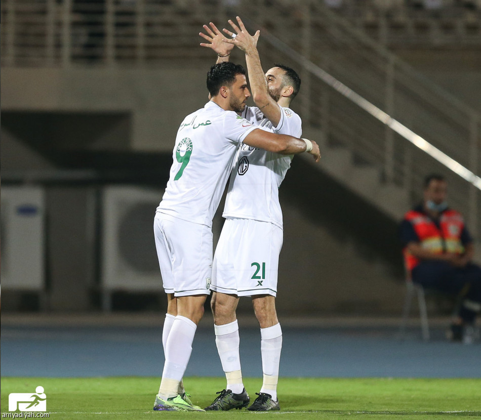 «هدف تاريخي» يقود الأهلي لملاحقة الهلال