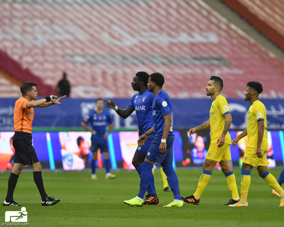 الهلال يهزم النصر دون مدرب