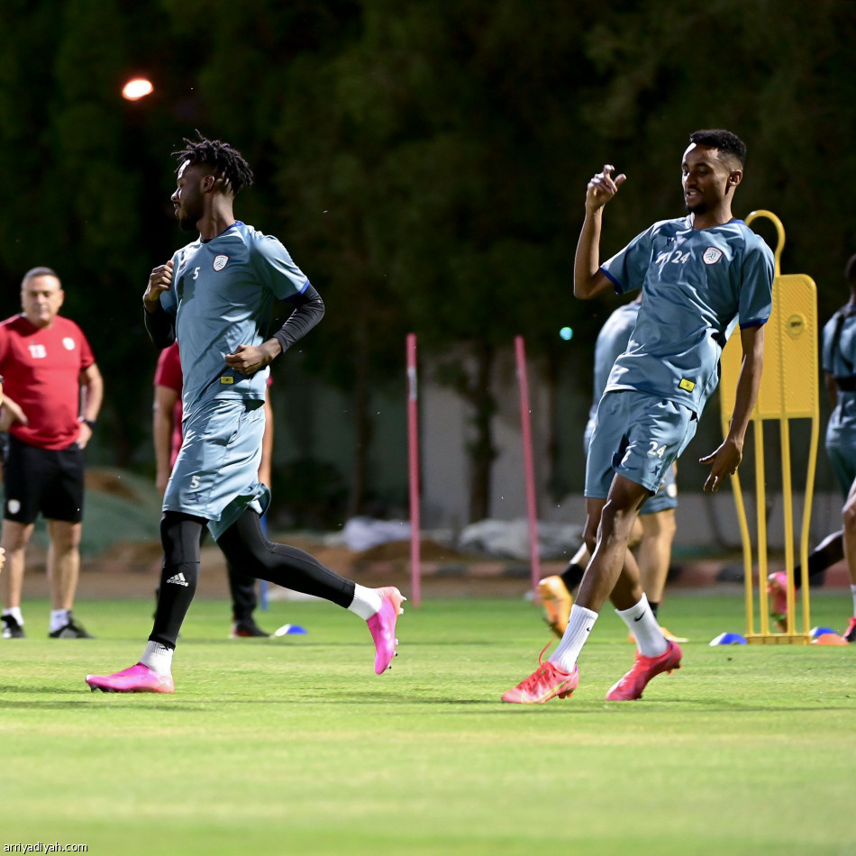 البلطان يحفز لاعبي الشباب قبل الهلال
